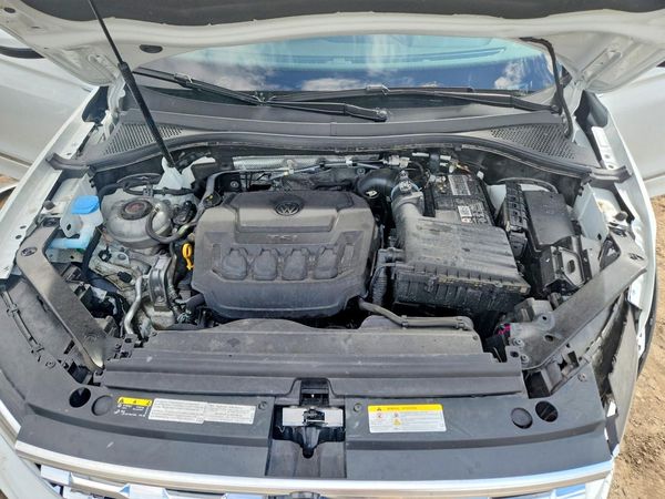 2021 VOLKSWAGEN TIGUAN — Engine bay