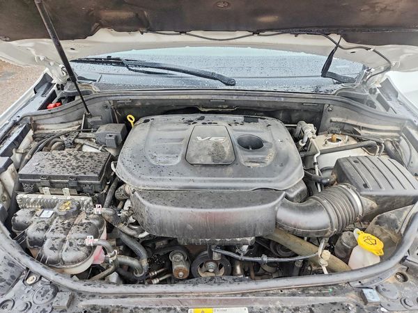2016 JEEP GRAND CHEROKEE Overland — Engine bay