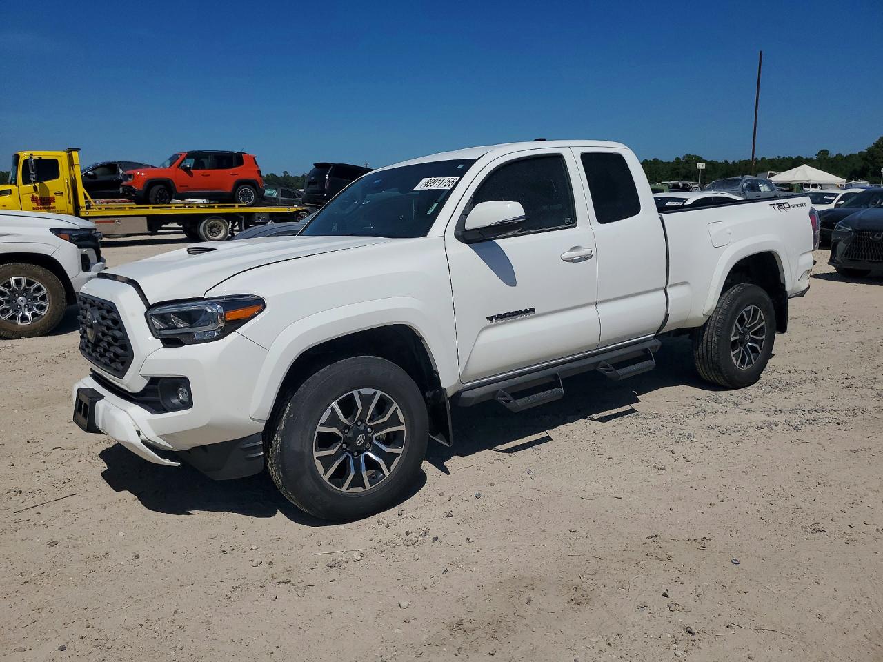 2022 TOYOTA TACOMA SR5 — Front 3/4
