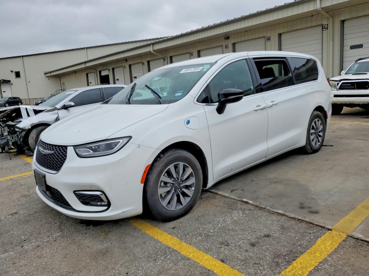 2025 CHRYSLER PACIFICA Select — Front 3/4