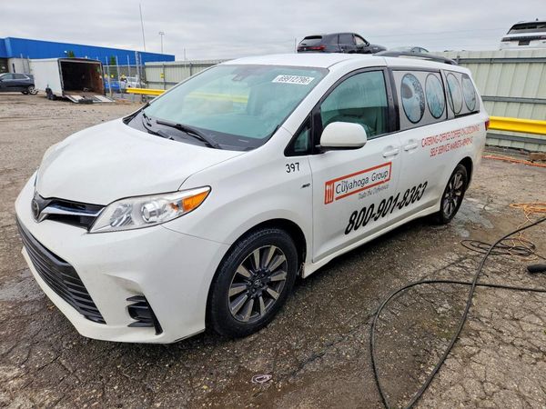 2018 TOYOTA SIENNA LE — Front 3/4