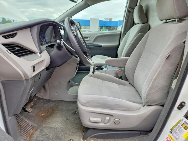 2018 TOYOTA SIENNA LE — DENT