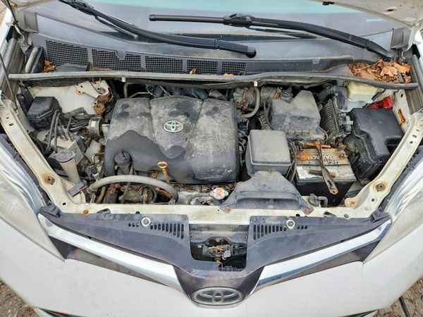 2018 TOYOTA SIENNA LE — Engine bay