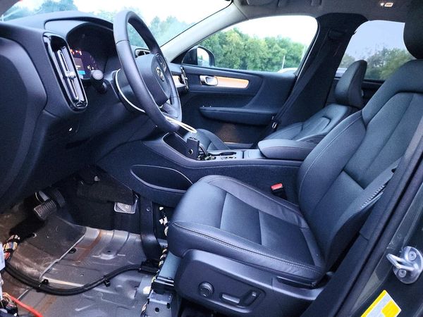 2026 VOLVO XC40 — DENT