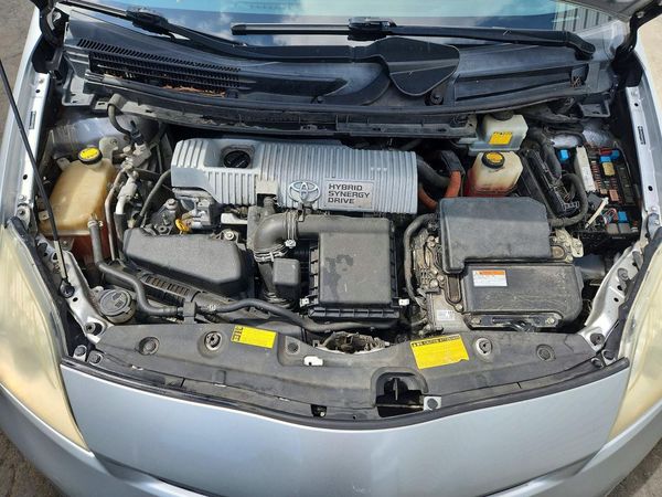 2012 TOYOTA PRIUS — Engine bay