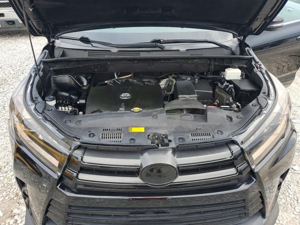 2017 TOYOTA HIGHLANDER SE/XLE — Engine bay