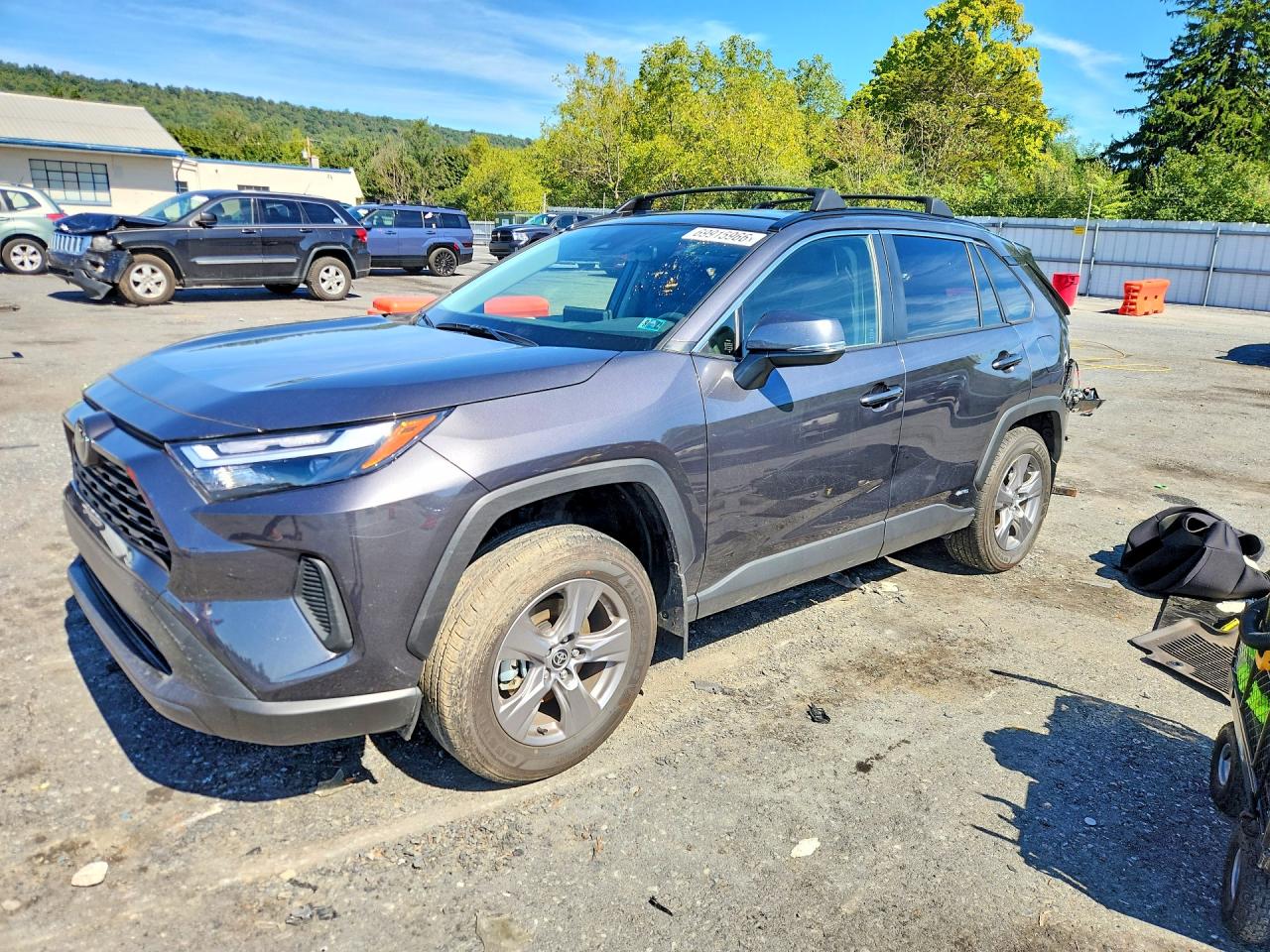 2025 TOYOTA RAV4 XLE — Front 3/4