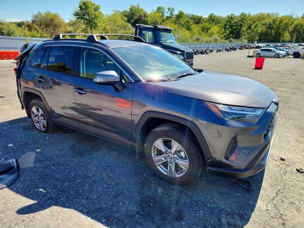 2025 TOYOTA RAV4 XLE — Passenger 3/4