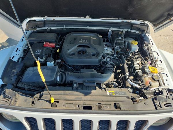 2019 JEEP WRANGLER UNLIMITED Unlimited Rubicon — Engine bay