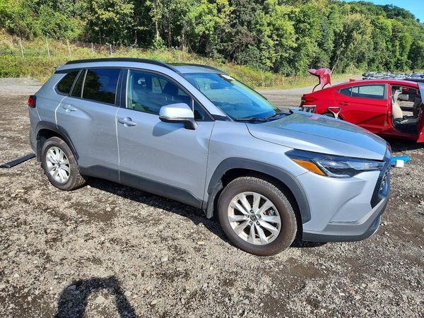 2022 TOYOTA COROLLA CROSS LE — Passenger 3/4