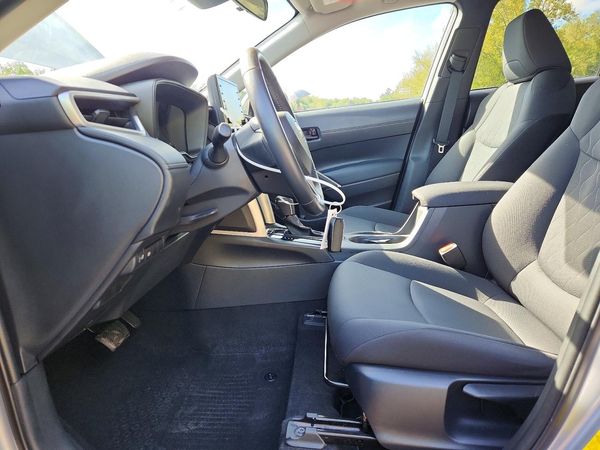 2022 TOYOTA COROLLA CROSS LE — DENT