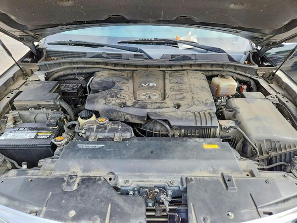 2014 INFINITI QX80 — Engine bay