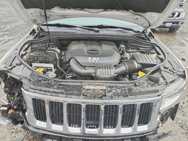 2013 JEEP CHEROKEE Laredo — Engine bay