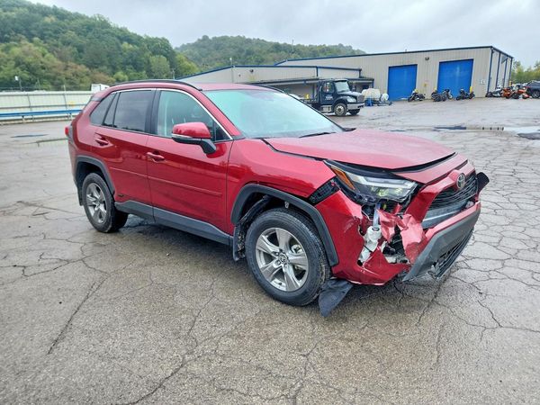 2025 TOYOTA RAV4 XLE — Passenger 3/4