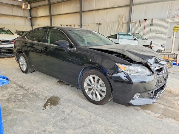 2015 LEXUS ES 300H — Passenger 3/4