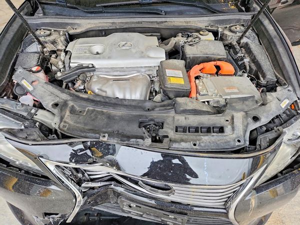 2015 LEXUS ES 300H — Engine bay