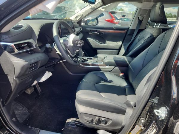 2026 TOYOTA HIGHLANDER Platinum — DENT