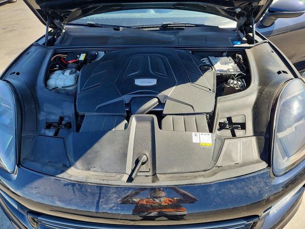 2022 PORSCHE CAYENNE Base — Engine bay