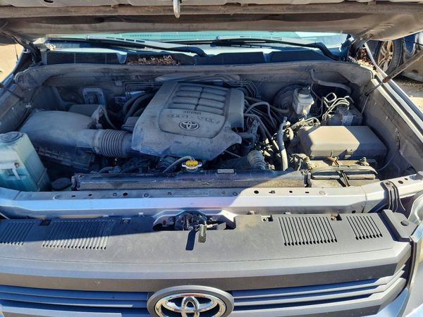 2015 TOYOTA TUNDRA SR5 Grade — Engine bay