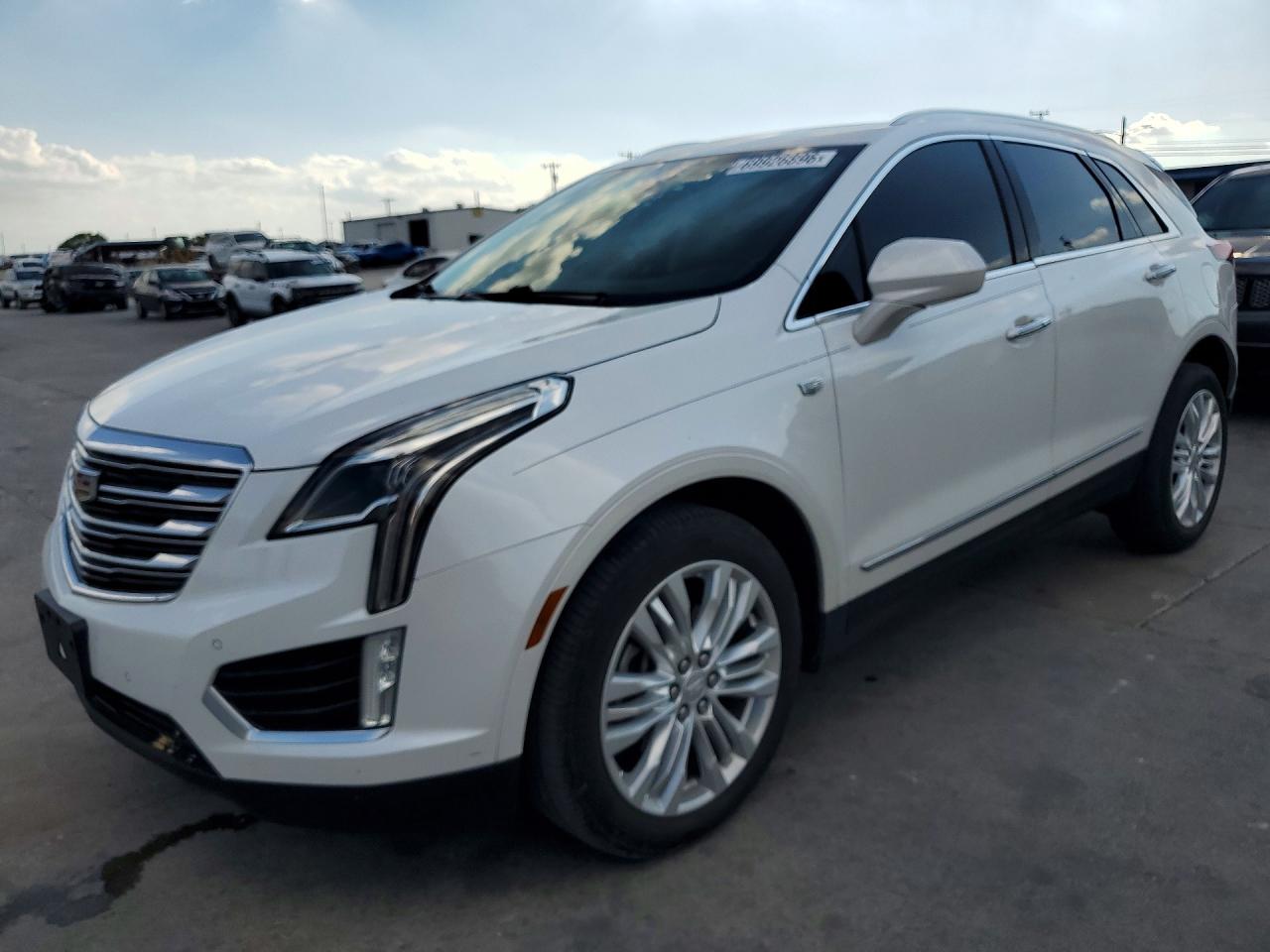 2019 CADILLAC XT5 Premium Luxury — Front 3/4