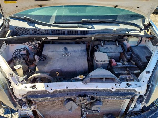 2016 TOYOTA SIENNA — Engine bay