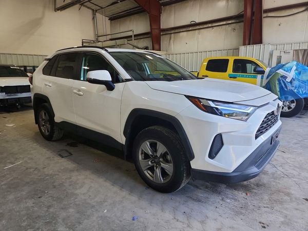 2022 TOYOTA RAV4 XLE — Passenger 3/4