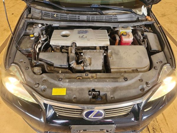 2012 LEXUS CT 200h — Engine bay