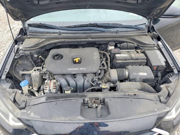 2018 HYUNDAI ELANTRA SE — Engine bay