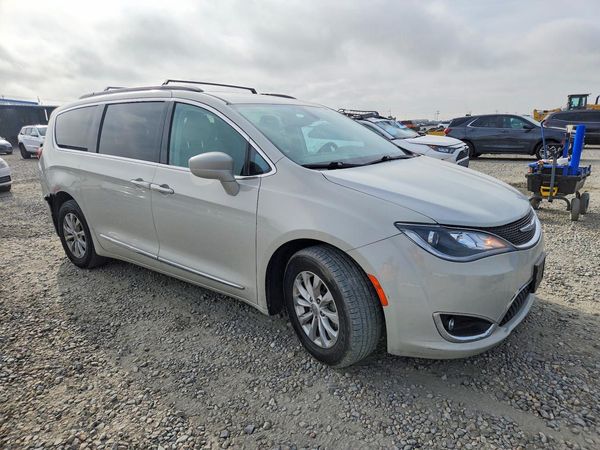2017 CHRYSLER PACIFICA Touring L — Passenger 3/4