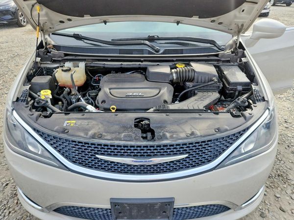 2017 CHRYSLER PACIFICA Touring L — Engine bay