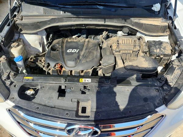 2014 HYUNDAI SANTA FE GLS — Engine bay