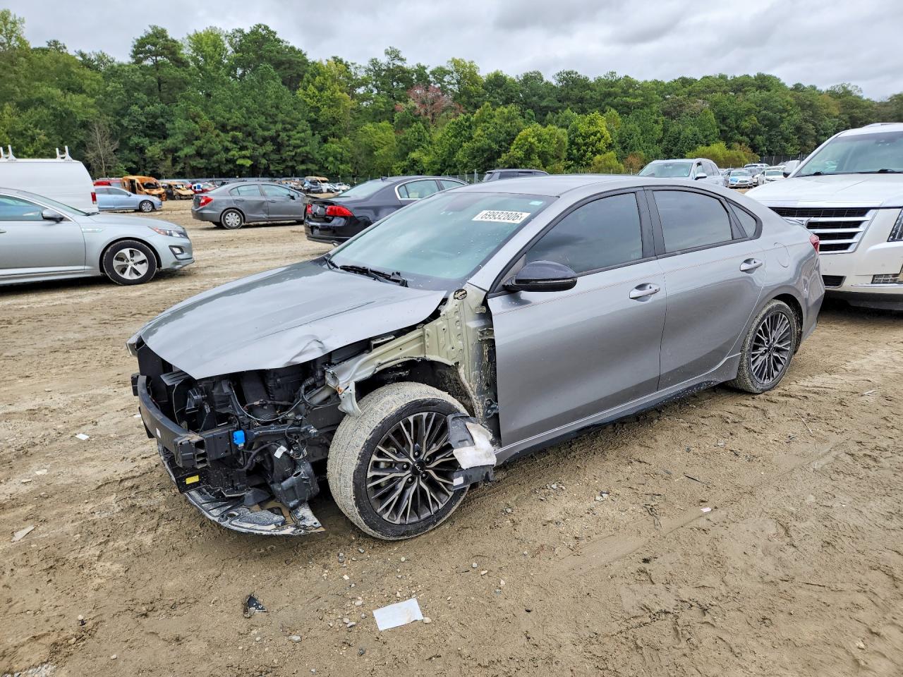 2022 KIA FORTE GT Line — Front 3/4