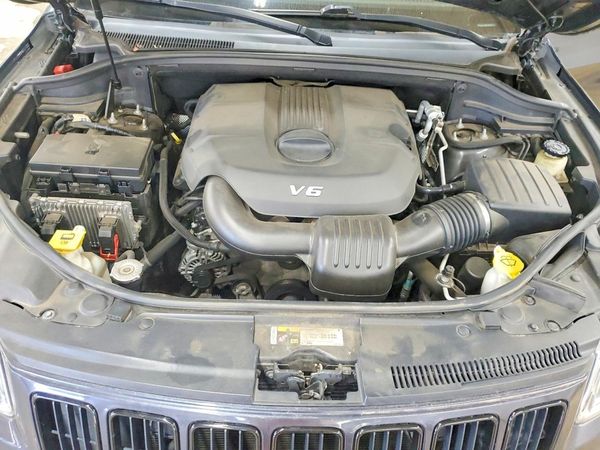 2014 JEEP CHEROKEE Laredo — Engine bay