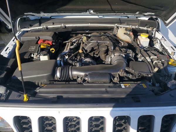 2022 JEEP GLADIATOR Mojave — Engine bay