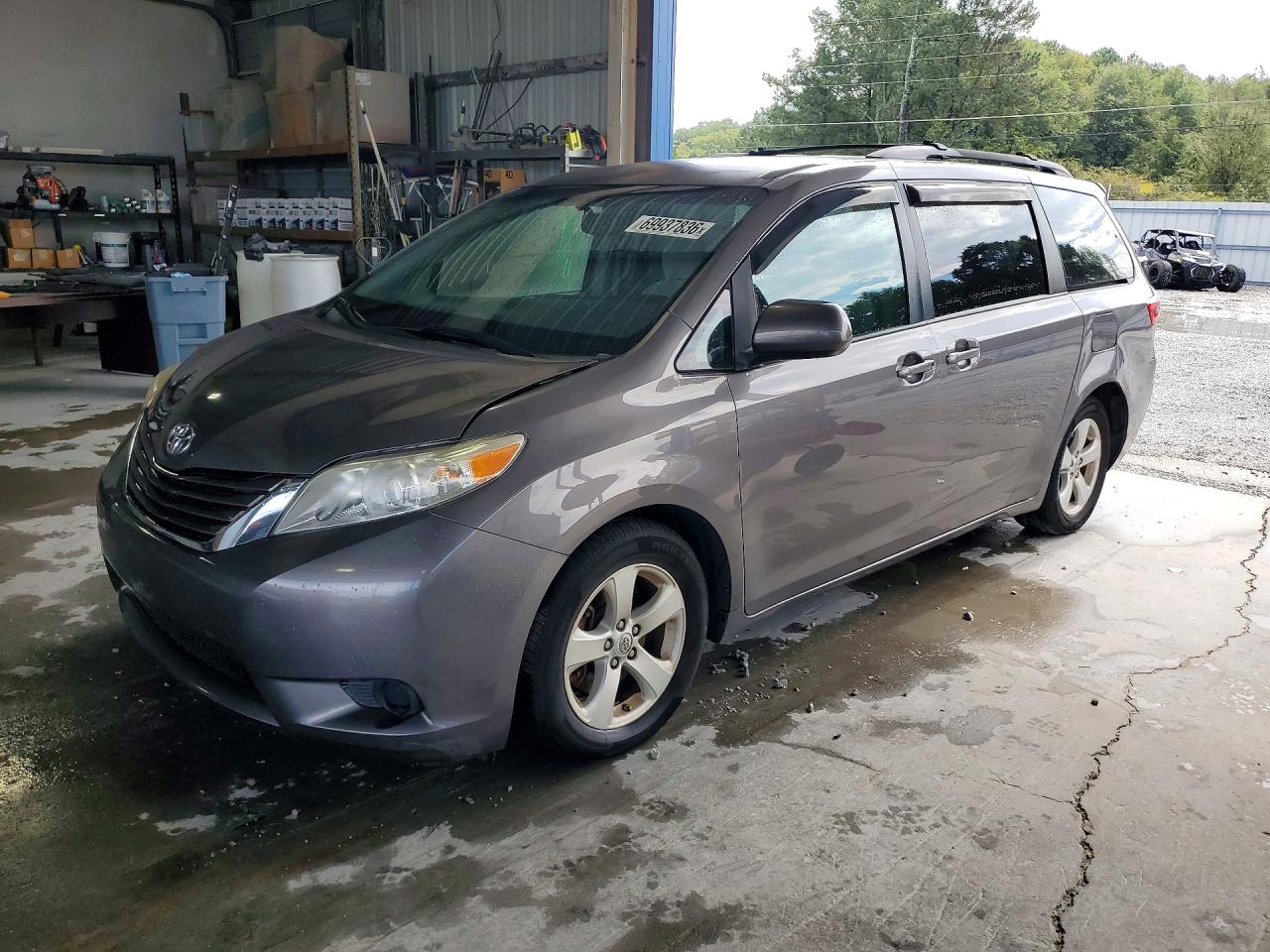 2015 TOYOTA SIENNA — Front 3/4