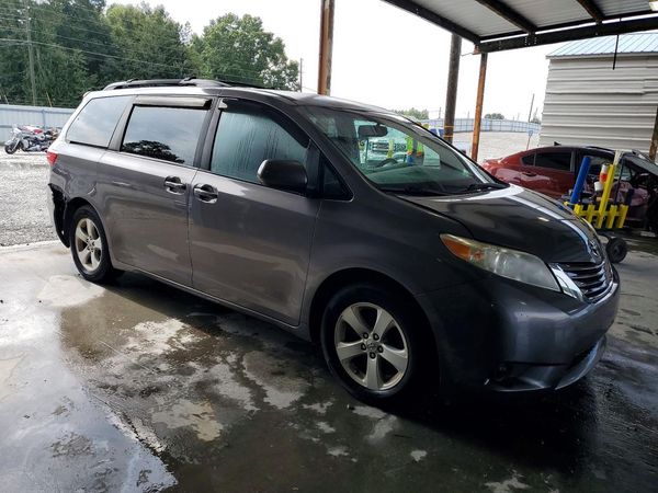 2015 TOYOTA SIENNA — Passenger 3/4