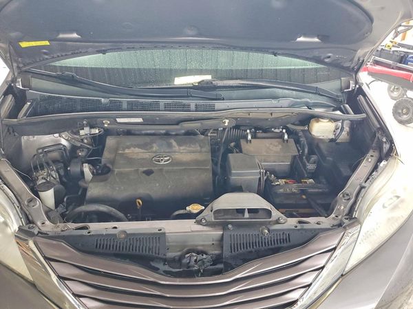 2015 TOYOTA SIENNA — Engine bay