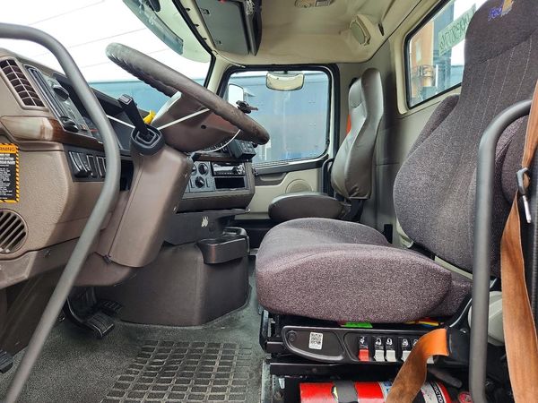 2017 VOLVO VNL — DENT