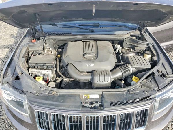 2015 JEEP GRAND CHEROKEE Limited — Engine bay