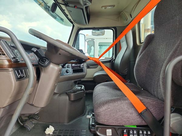 2018 VOLVO VNL — DENT