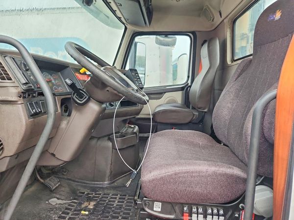2018 VOLVO VNL — DENT
