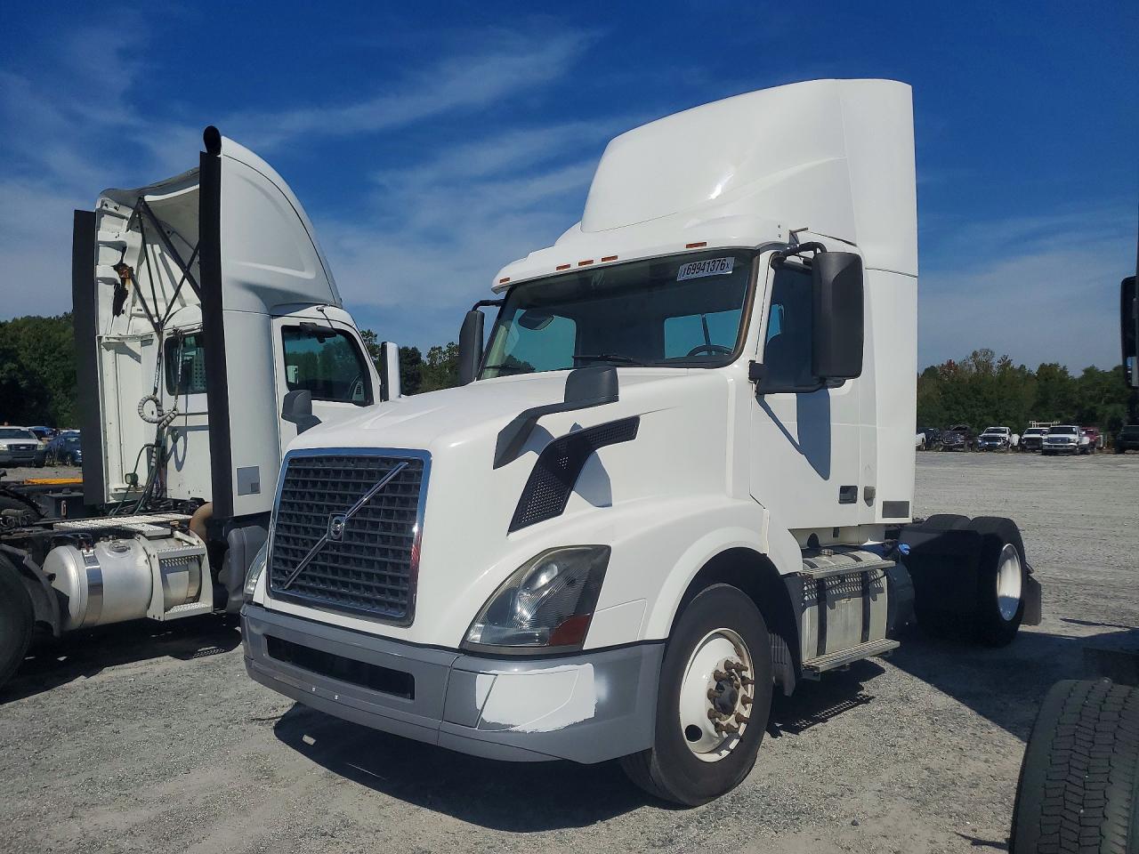 2018 VOLVO VNL — Front 3/4