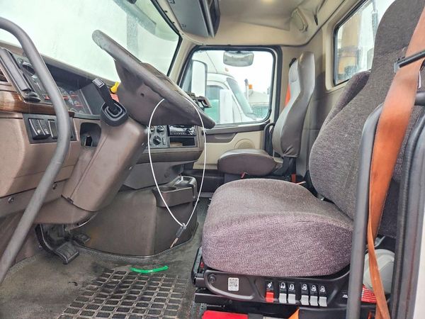 2018 VOLVO VNL — DENT