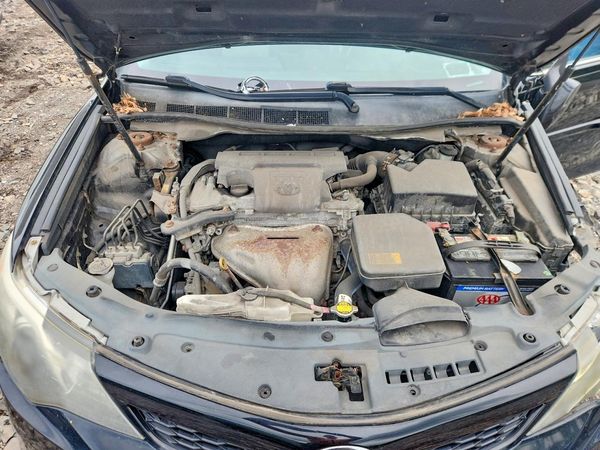 2014 TOYOTA CAMRY — Engine bay