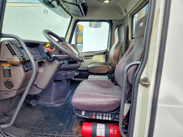 2016 VOLVO VNL — DENT