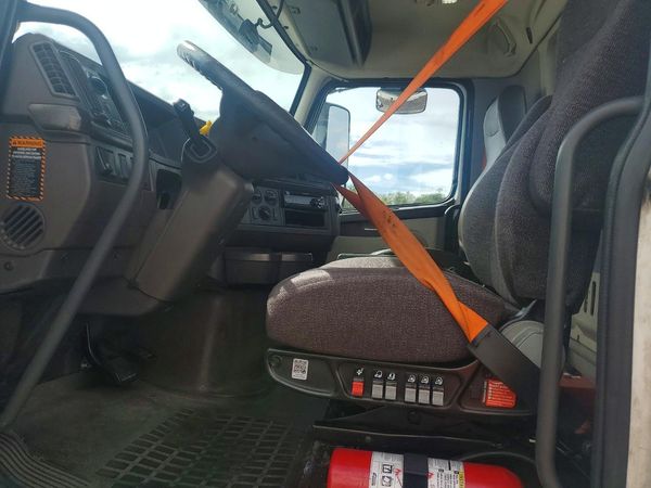 2016 VOLVO VNL — DENT