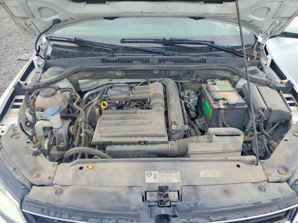 2018 VOLKSWAGEN JETTA S — Engine bay