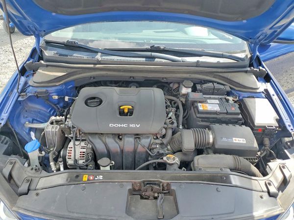 2018 HYUNDAI ELANTRA — Engine bay