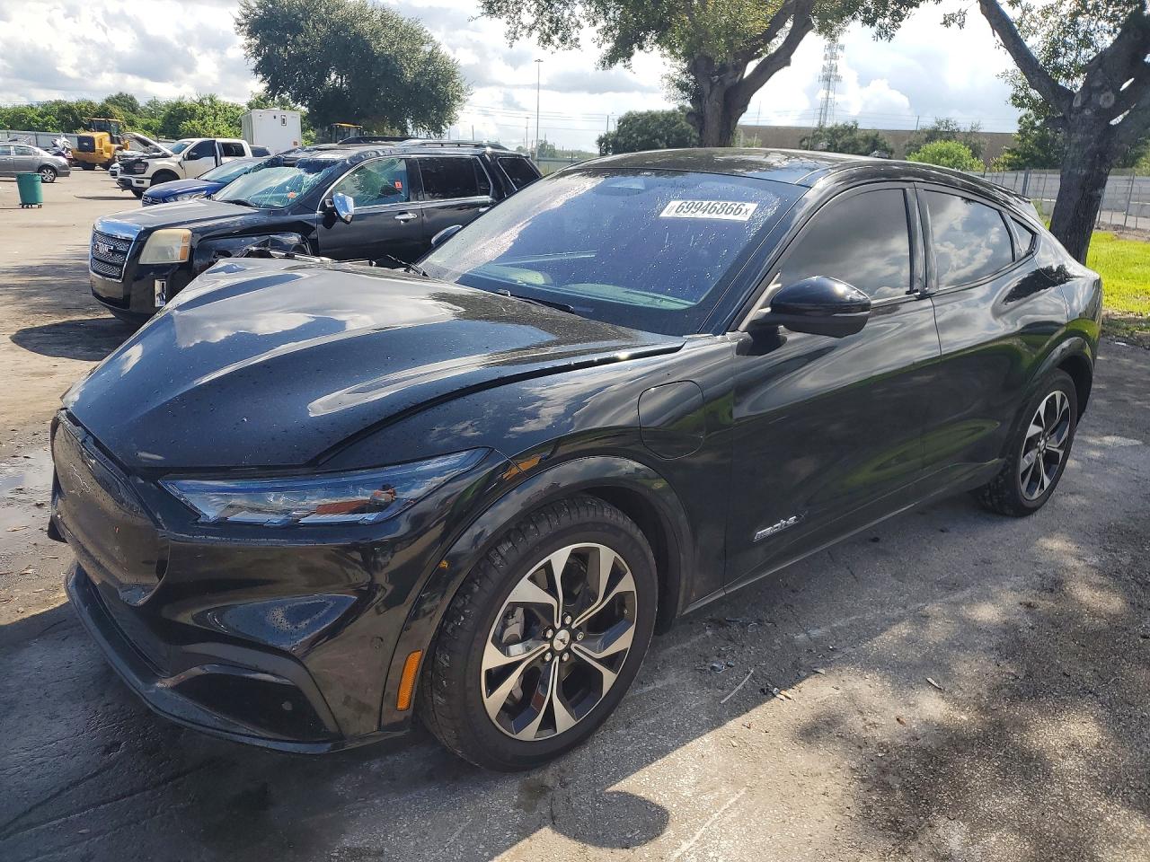 2022 FORD MUSTANG Premium — Front 3/4