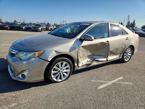 2013 TOYOTA CAMRY SOLA Hybrid — Front 3/4